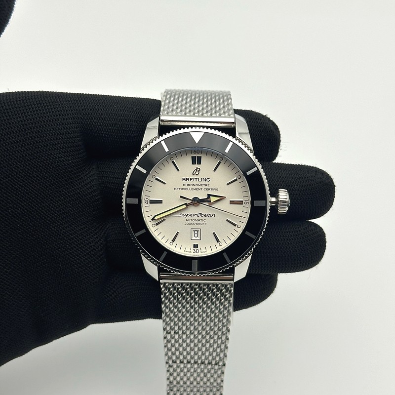 브라이틀링 슈퍼오션 헤리티지 46MM 스틸 화이트다이얼 블랙베젤 매쉬밴드 SUPER OCEAN HERITAGE 46MM SS BLACK BEZEL WHITE DIAL ON SS MESH BRACELET A2824